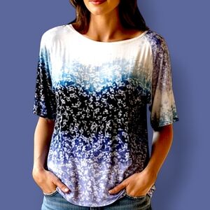 🩵Flowy, Stretchy 3/4 Sleeve Top Floral w/Gradations of Blue and Creamy White